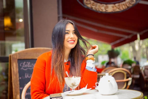 Мечта в кафе. Портрет молодой индийской азиатской бизнесвумен улыбается трогательные волосы глядя в сторону, ожидая друга прийти — стоковое фото