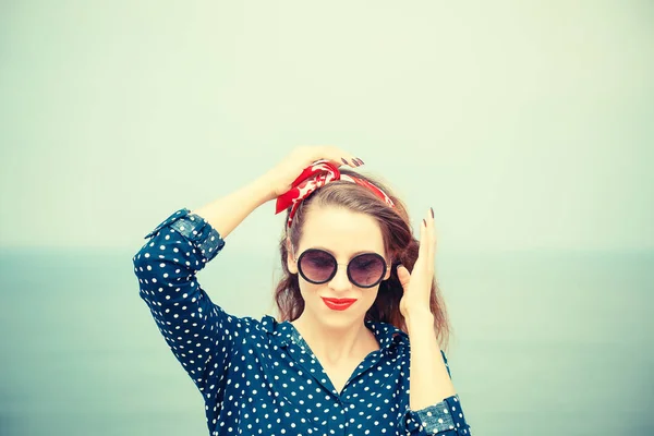 Retro chica de moda junto al mar — Foto de Stock