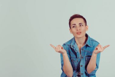 Yani ne kime ne soran omuz silkiyor omuz portre genç kadın kollarını izole yeşil gri duvar arka plan negatif insan duygu yüz ifadesi beden dili almak için hangi yönde bilmiyorum