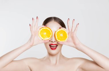 C vitamini. İki genç bir kadın yarım portakal izole beyaz arka plan