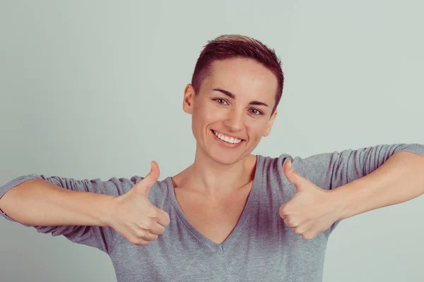 Entusiástica mulher motivada dando um gesto polegar para cima de aprovação e sucesso isolado em luz verde fundo cinza — Fotografia de Stock