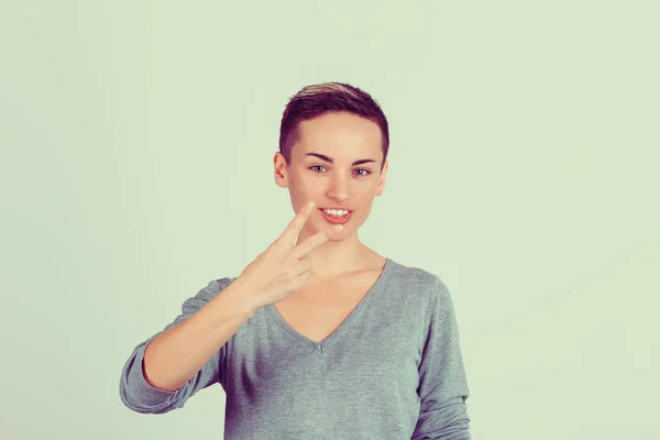 Retrato encantadora adolescente feliz que muestra la victoria o signo de paz aislado en fondo de pared gris verde. Expresión facial positiva emoción lenguaje corporal —  Fotos de Stock