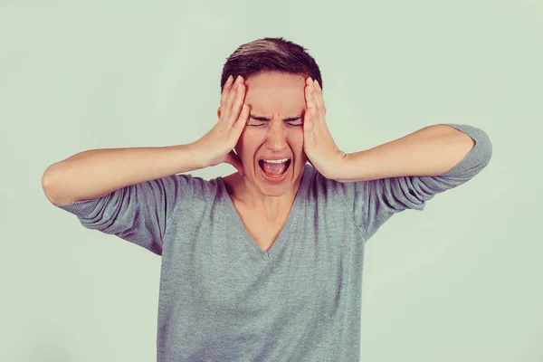 Estressado mulher zangada gritando gritando tem raiva raiva raiva raiva isolado luz verde fundo cinza. Emoção humana negativa reação de expressão facial atitude — Fotografia de Stock