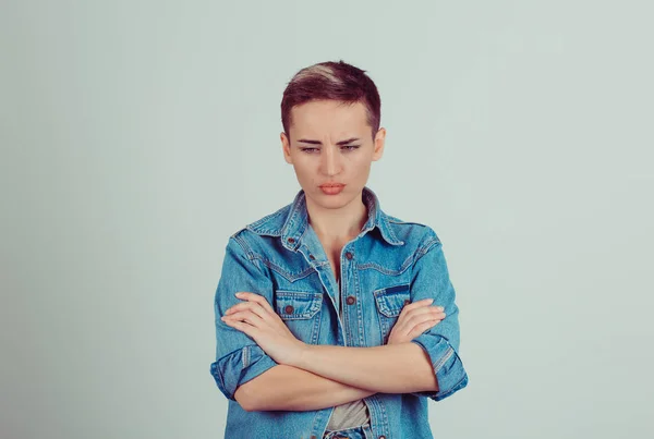 Joven mujer triste en abrigo vaquero azul aislado en la pared de fondo gris verde. Emociones humanas negativas, expresiones faciales, lenguaje corporal — Foto de Stock