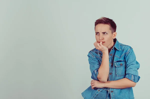 Retrato de cerca mujer nerviosa mordiéndose las uñas anhelando algo, ansioso aislado verde fondo gris copia espacio. Emoción humana negativa expresión facial percepción del lenguaje corporal — Foto de Stock