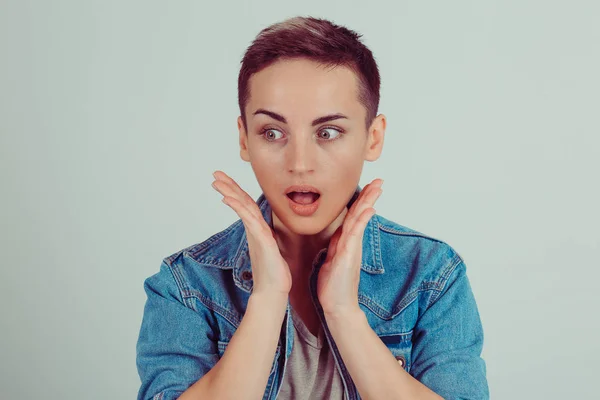 Retrato de primer plano, mujer sobresaltada, mirando hacia un lado lado sorprendió las manos sorprendidas en las mejillas situación inesperada aislado fondo verde. Emoción humana expresión facial reacción incredulidad — Foto de Stock