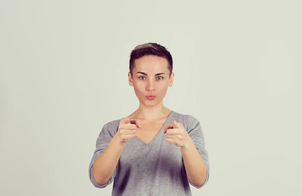 ¡Eres tú! Retrato enojado molesto pin up mujer estilo retro enojarse apuntando con el dedo a la cámara que muestra gesto de la mano este eres tú, elegiste aislado sobre fondo amarillo de la pared. Emociones negativas —  Fotos de Stock