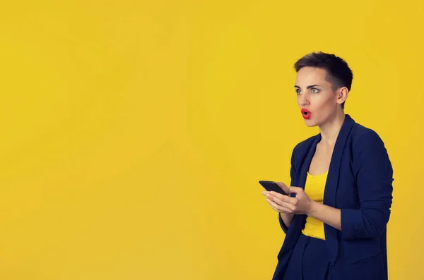 Primer plano retrato conmocionó a la joven mirando hacia el teléfono lateral en las manos, ella vio malas noticias o fotos con repugnante emoción en su cara aislado fondo amarillo. Expresión de reacción de emoción humana — Foto de Stock