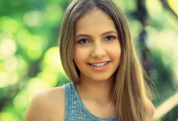 Sonríe. Retrato de una joven hermosa mujer americana sonriente, chica soleada aislada verde al aire libre fondo del parque — Foto de Stock