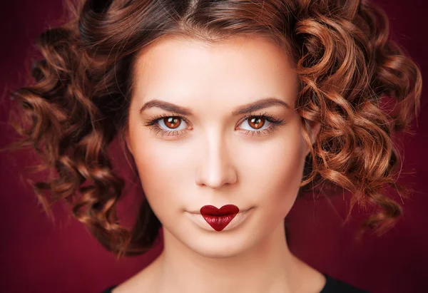 Mujer con el pelo rizado con corazón en los labios —  Fotos de Stock