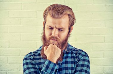 Düşünme. Arıyorum bana yardımcı olanvarmı endişeli adam rahat mavi gömlekli adam portresi