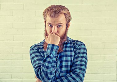 Düşünme. Seni kameraya bakarak endişeli adam rahat mavi gömlekli adam portresi beyaz tuğla duvar arka plan izole. Sarı Toned yatay görüntü. İnsani duygular, yüz ifade negatif