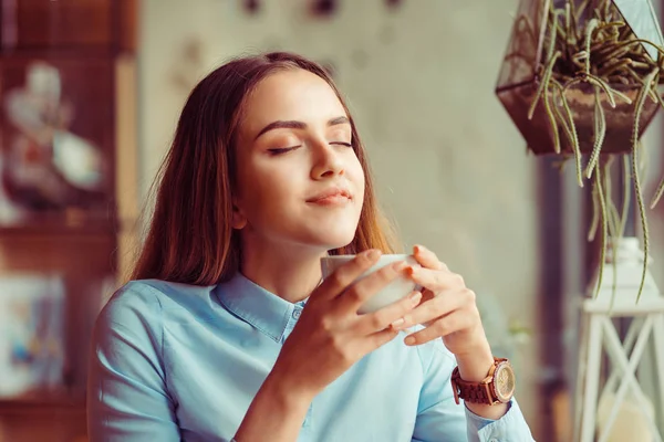 Mujer disfrutando de su taza de café de té, ojos de bebida caliente cerrado — Foto de Stock