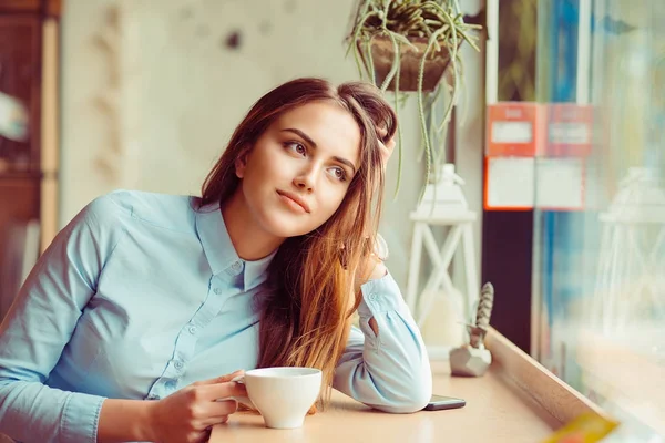 Kahve molası hayal. Bir bar, kafe çay içme otururken kadar yan bakarak hatırlayarak dalgın mutlu kadın — Stok fotoğraf