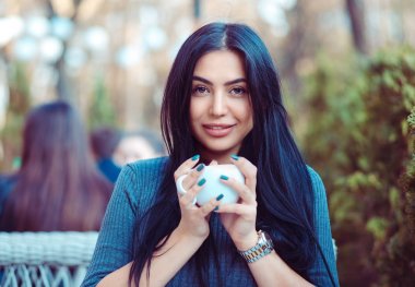 Cafe cicafe şehir yaşam tarzı. Hintli kadın balkon teras kafe Restoran sıcak içecek çay tutan bir fantezi, oturuyordu. Serin genç modern kadın modeli. Pozitif yüz ifade e
