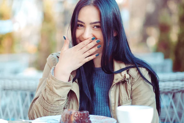 Portré, fiatal, boldog Asia nő nevetve nézett youportrait fiatal boldog Asia indiai nő nevetve néz rád, kávézó terasz a háttérben. Vintage számlálóimpulzus-szűrő. — Stock Fotó