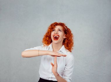 Çok fazla şeyler yapmak. Zaman aşımı el hareketi, sinirli durdurmak için çığlık izole gri gri duvar arka plan üzerinde gösterilen genç redhead kıvırcık kadın. İnsan duyguları ifade duyguları tepki yüz