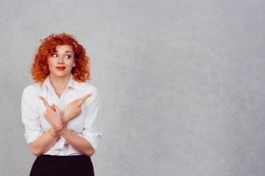 Şaşkın. Ters yönde değil emin nereye gideceğimi, işaret şaşkın Kızıl saçlı kıvırcık kadın portresi ne gri arka plan üzerinde izole hayatta yapacağım. Negatif duygu yüz ifadesi duygular
