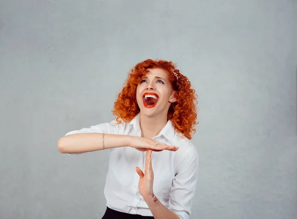 Trop de choses à faire. Jeune rousse bouclée femme montrant le temps geste de la main, frustré criant d'arrêter isolé sur fond gris mur gris. émotions humaines visage expression sentiments réaction — Photo