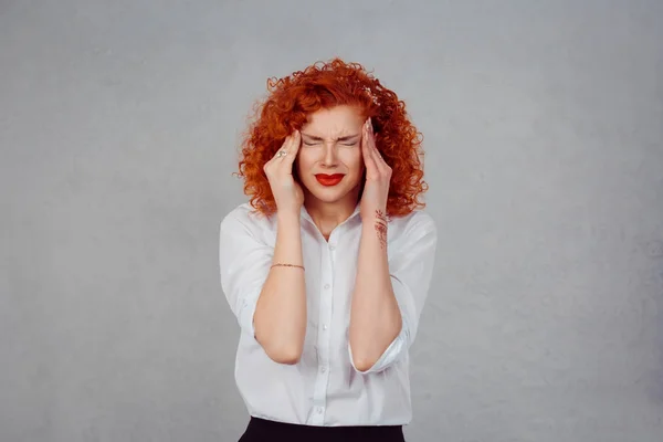 Tristezza e depressione. Ritratto stressato triste giovane rossa donna occhi chiusi, a faccia in giù le mani toccando testa isolato sfondo muro grigio. Emozione umana negativa, reazione espressiva, linguaggio del corpo — Foto Stock