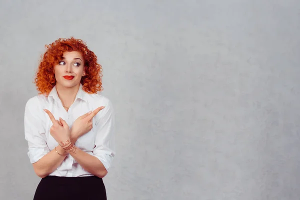 Estou perplexo. Retrato de mulher ruiva encaracolado confuso apontando em direções opostas não tenho certeza para onde ir, o que fazer a seguir na vida, isolado em fundo cinza. Emoção negativa sentimentos de expressão facial — Fotografia de Stock