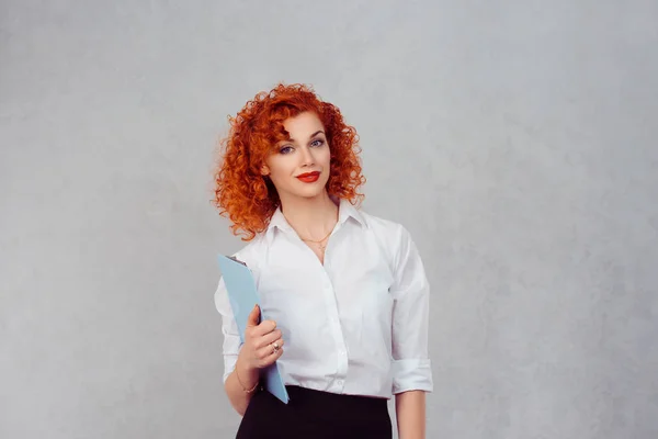 Femme d'affaires. Gros plan portrait headshot sérieux confiant tête rouge bouclée femme d'affaires tenant presse-papiers vous regardant isolé mur gris fond chemise blanche expression du visage humain langage du corps — Photo