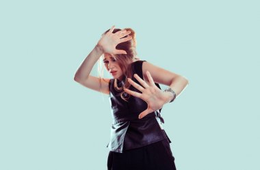 korkmuş kadın savunma saldırı hakkında korkuyor kadar eller yükselterek veya hoş olmayan durum, açık mavi renkli izole kaçınarak. Negatif insan duygu yüz ifadesi duygu