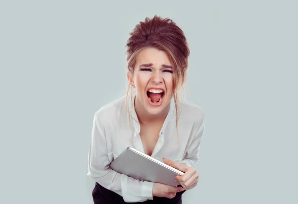 Skrikande. Närbild porträtt frustrerad olyckliga unga företag kvinnaanställd med laptop kund skriker på dig på ljusblå bakgrund mänskligt ansikte uttryck känslor reaktion attityd kroppsspråk — Stockfoto