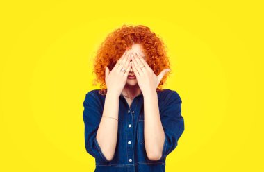  Kötü fikir bakın. Portre portre genç redhead kıvırcık saçlı kadın kapsayan gözleri el ile kapatma kaçınarak durum izole sarı arka plan gizleme bakamıyorum. İnsani duygular yüz ifadesi