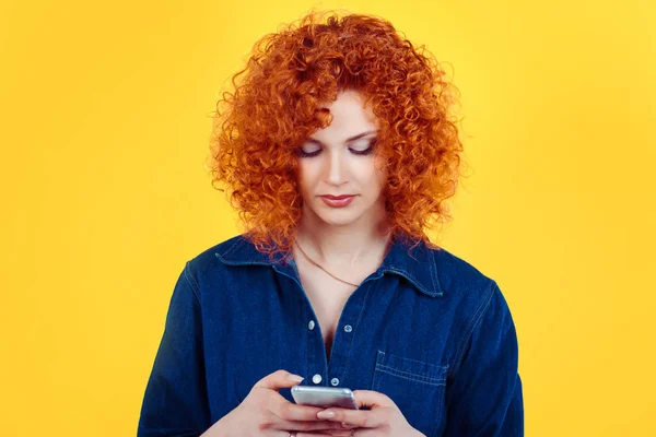 Recibí un mensaje. Bastante pelirroja rizado mujer mensajes de texto hablando en el teléfono móvil enviando un mensaje aislado de fondo amarillo . — Foto de Stock