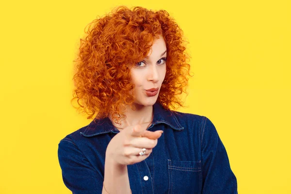 Het is u! Portret van een mooie vrouw roodharige krullend 80 's retro stijl wijzend op je camera gelukkig geïsoleerde gele achtergrond muur. Lichaamstaal, gebaren, psychologie. — Stockfoto