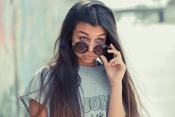 Stylisches junges Model mit Sonnenbrille — Stockfoto