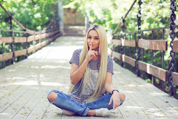 Mooi model vragen om stilte in de natuur — Stockfoto