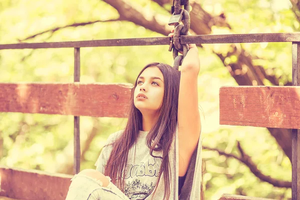 Dromen van jonge model in park — Stockfoto