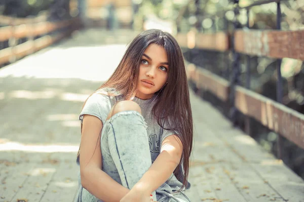 Bastante millennial chica mirando a la cámara — Foto de Stock