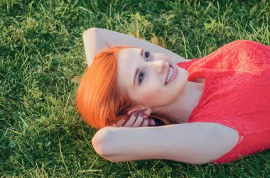 Açık havada otların arasında hayal kadın