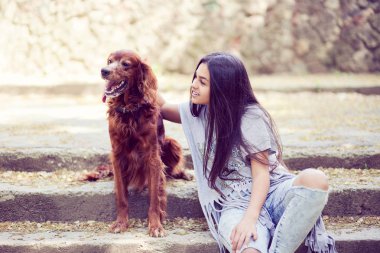 Köpek park adımlar ile şirin kız