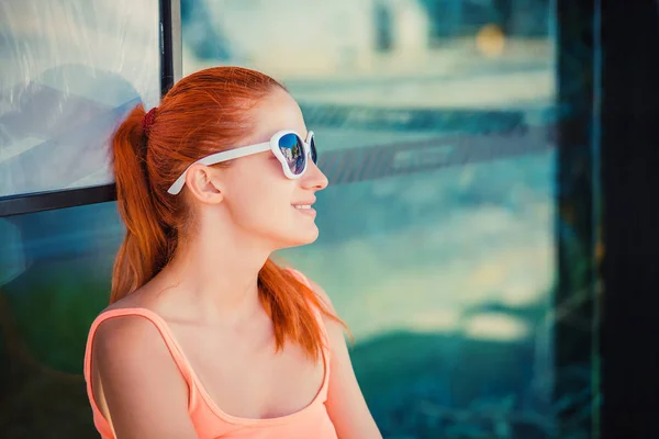 Κορίτσι Που Κάθεται Στο Λεωφορείο Γυαλιά Ηλίου Περιμένοντας Λεωφορείο Που — Φωτογραφία Αρχείου
