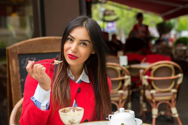 Женщина ест тирамису в итальянском ресторане . — стоковое фото