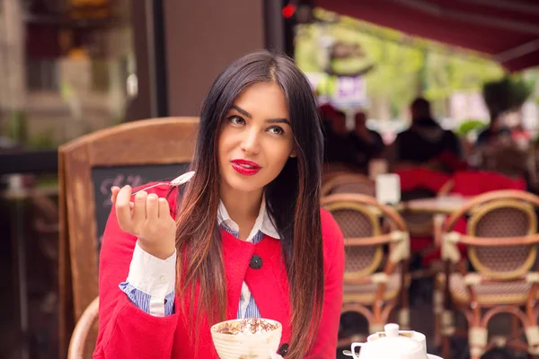 Femme réfléchie mangeant du désert dans un restaurant italien . — Photo