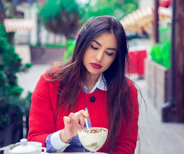 Çöl bir Fransız restoranında yemek kadın. — Stok fotoğraf
