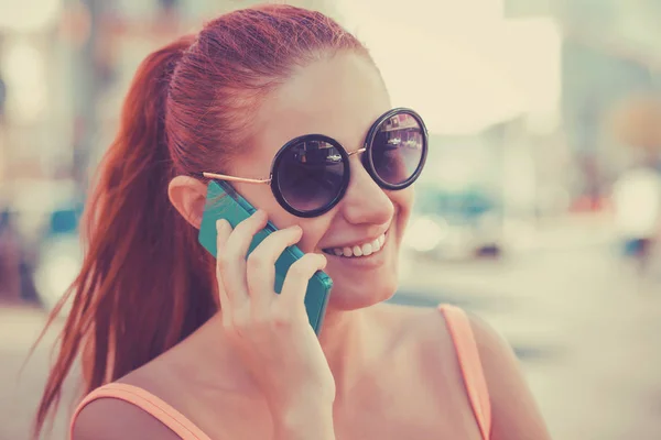 Ευτυχισμένος χαμογελαστό κορίτσι γέλιο μιλάμε στο τηλέφωνο — Φωτογραφία Αρχείου