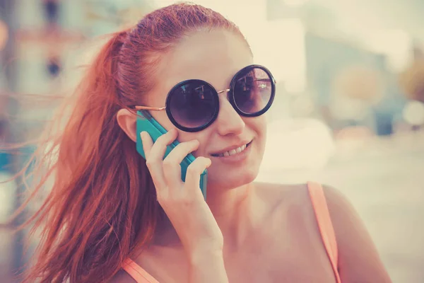 Jovem encantadora falando no telefone celular — Fotografia de Stock