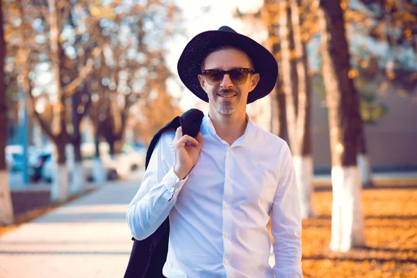 Elegante uomo maturo in cappello e occhiali da sole — Foto Stock