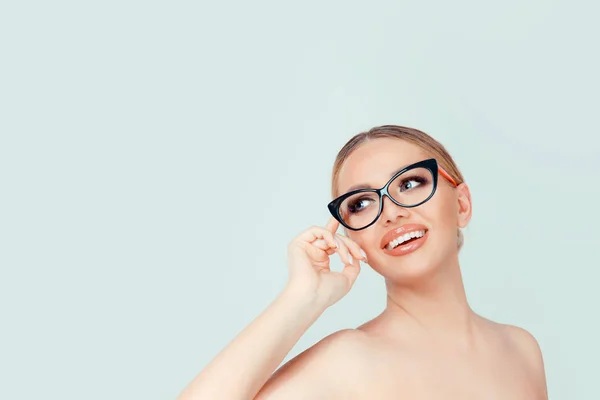 Vrouw op zoek naar de kant raken brillen geïsoleerd op licht groen — Stockfoto