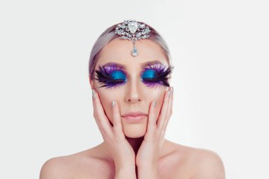 Gümüş Takı üzerinde kafa tutan kirpik üzerinde sanatsal mor mavi gözler makyaj tüy kadınla