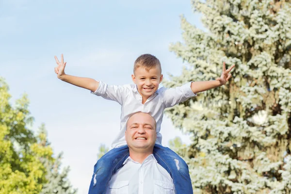 Pai e filho se divertindo ao ar livre. Família feliz — Fotografia de Stock