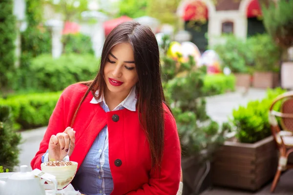 Mujer comiendo desierto en un restaurante francés . — Foto de Stock