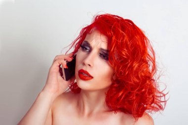 Evet Closeup üzgün üzgün, şüpheci, mutsuz, ciddi kadın portre. 