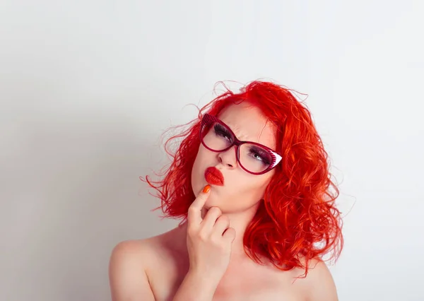 Skeptisk. Närbild porträtt förvirrad skeptisk kvinna med glasögon, tittar upp på sidan — Stockfoto
